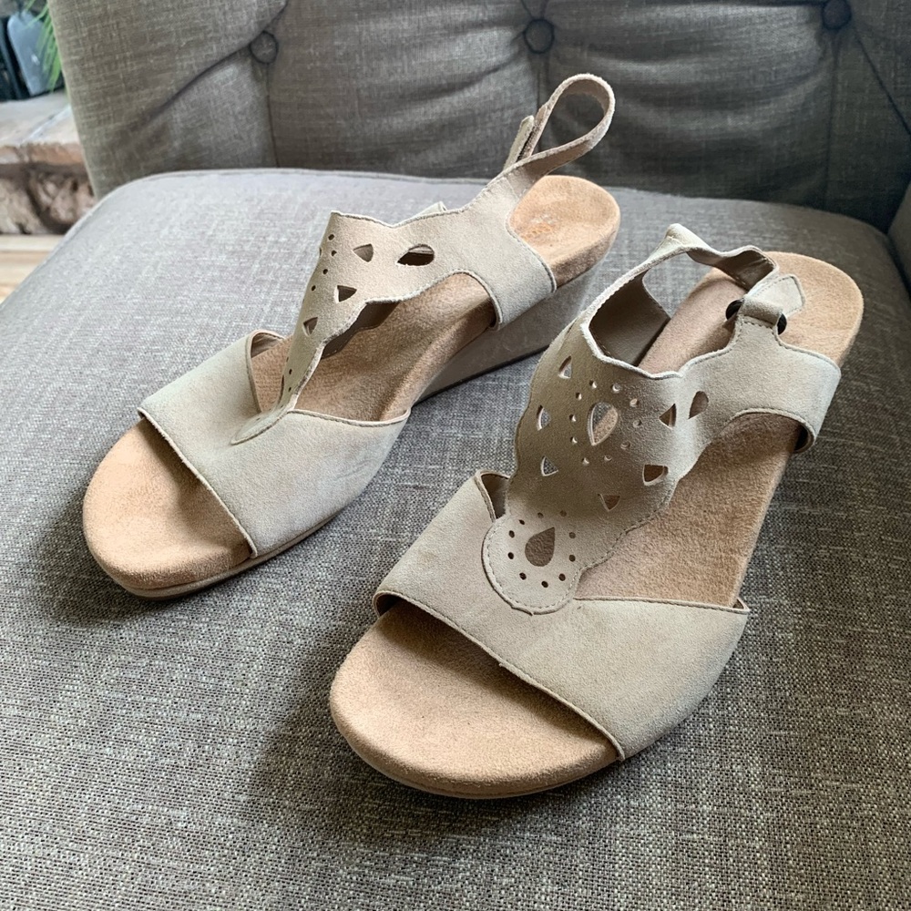 New Bjorndal tan suede wedges size 10
